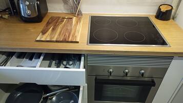 Jääkaappi, mikroaaltouuni, uuni, liesi