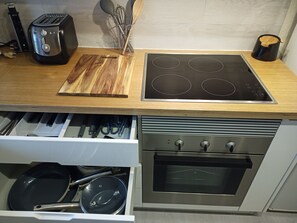 Réfrigérateur, micro-ondes, four, plaque de cuisson