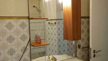 Douche, sĂšche-cheveux, serviettes fournies, savon