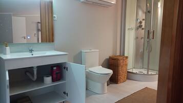 Douche, sĂšche-cheveux, serviettes fournies, savon