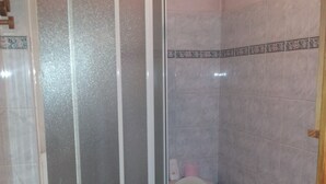A bathroom with a shower enclosure, toilet, and bathtub. - 42 m2 apartment, ideal for a spa treatment in Brides or skiing in the 3 valleys. (salins fontaine)