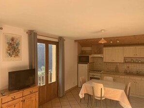 Fridge, microwave, oven, stovetop - 42 m2 apartment, ideal for a spa treatment in Brides or skiing in the 3 valleys. (salins fontaine)