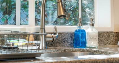 Downtown Cottage, Off-street parking, dog friendly