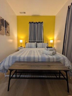 3 chambres, bureau, fer et planche à repasser, lit parapluie
