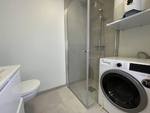 Apartamento | Banheiro | Chuveiro, secador de cabelo, toalhas de banho 