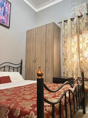 1 bedroom, bed sheets - modern-studio apartment (Kampala,)