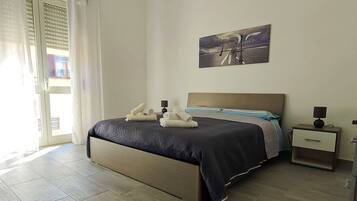 1 Schlafzimmer, Schreibtisch, Bügeleisen/Bügelbrett, Reisekinderbett