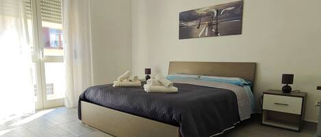 1 多间卧室、办公桌、熨斗/熨衣板、旅行婴儿床