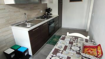 Réfrigérateur, four, plaque de cuisson, cafetiÚre/bouilloire