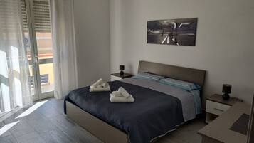 1 chambre, bureau, fer et planche Ă  repasser, lit parapluie