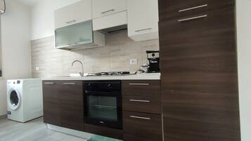 Kühlschrank, Ofen, Herdplatte, Wasserkocher mit Kaffee-/Teezubehör