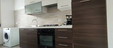 Kühlschrank, Ofen, Herdplatte, Wasserkocher mit Kaffee-/Teezubehör