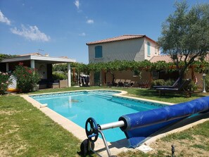 حمّام سباحة خارجي، حمّام سباحة مُدفَّأ