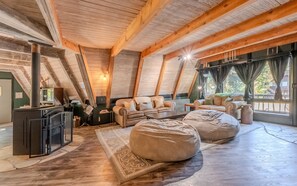 Una Smart TV, una chimenea, libros