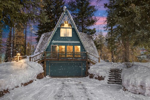 Pet Friendly, 10 Guests, Walking Distance to Payette Lake/Downtown, Hot Tub!