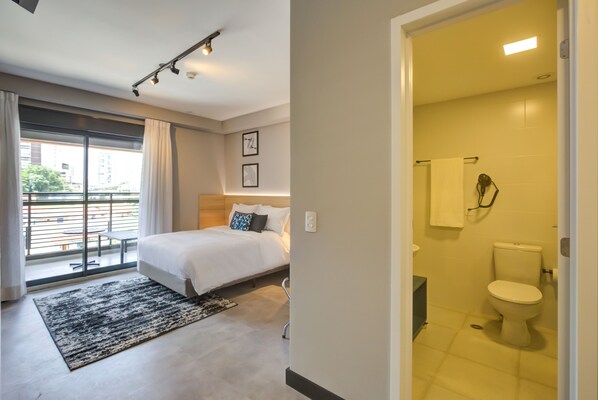 Minibar, free WiFi, bed sheets