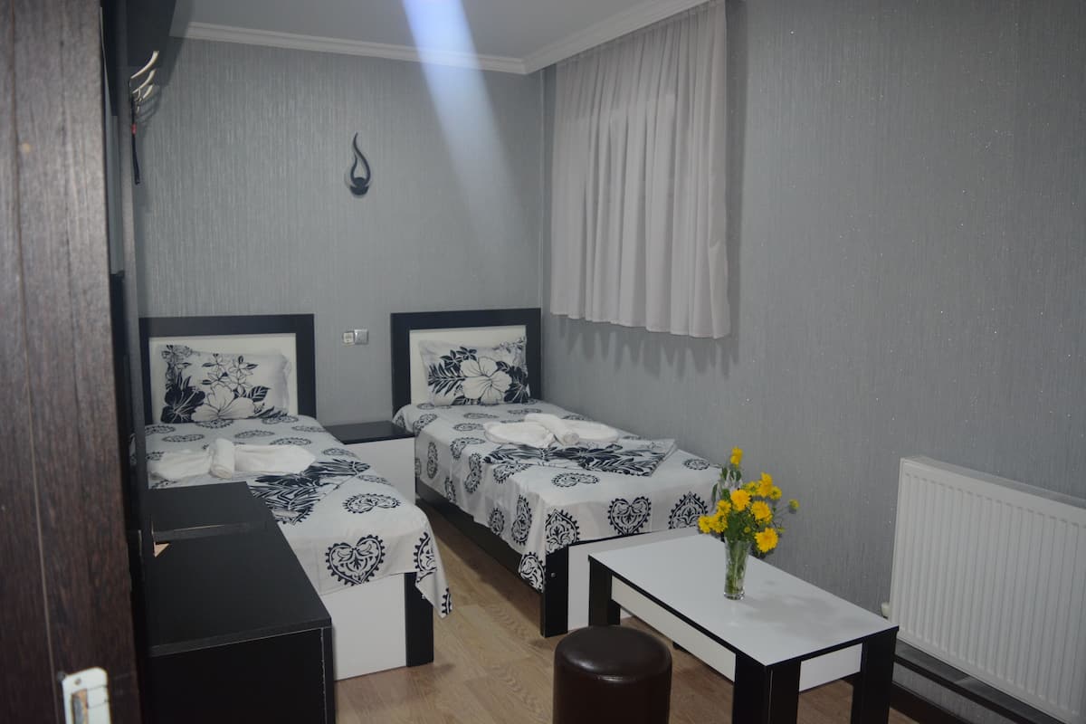 Muebles diferentes, escritorio y wifi gratis