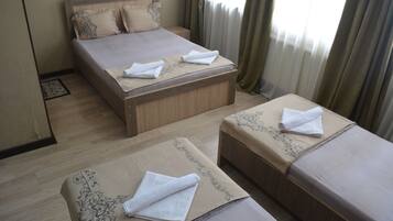 Exclusive Quadruple Room | Individually furnished, desk, free WiFi