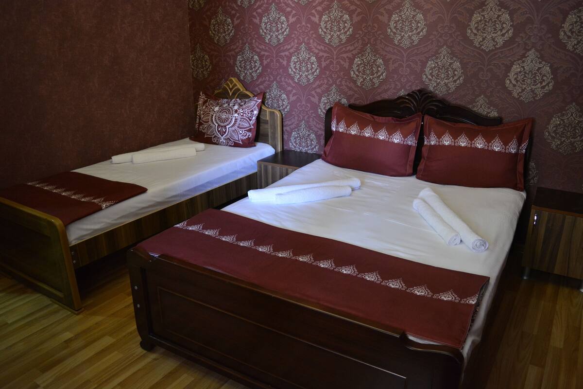 Muebles diferentes, escritorio y wifi gratis