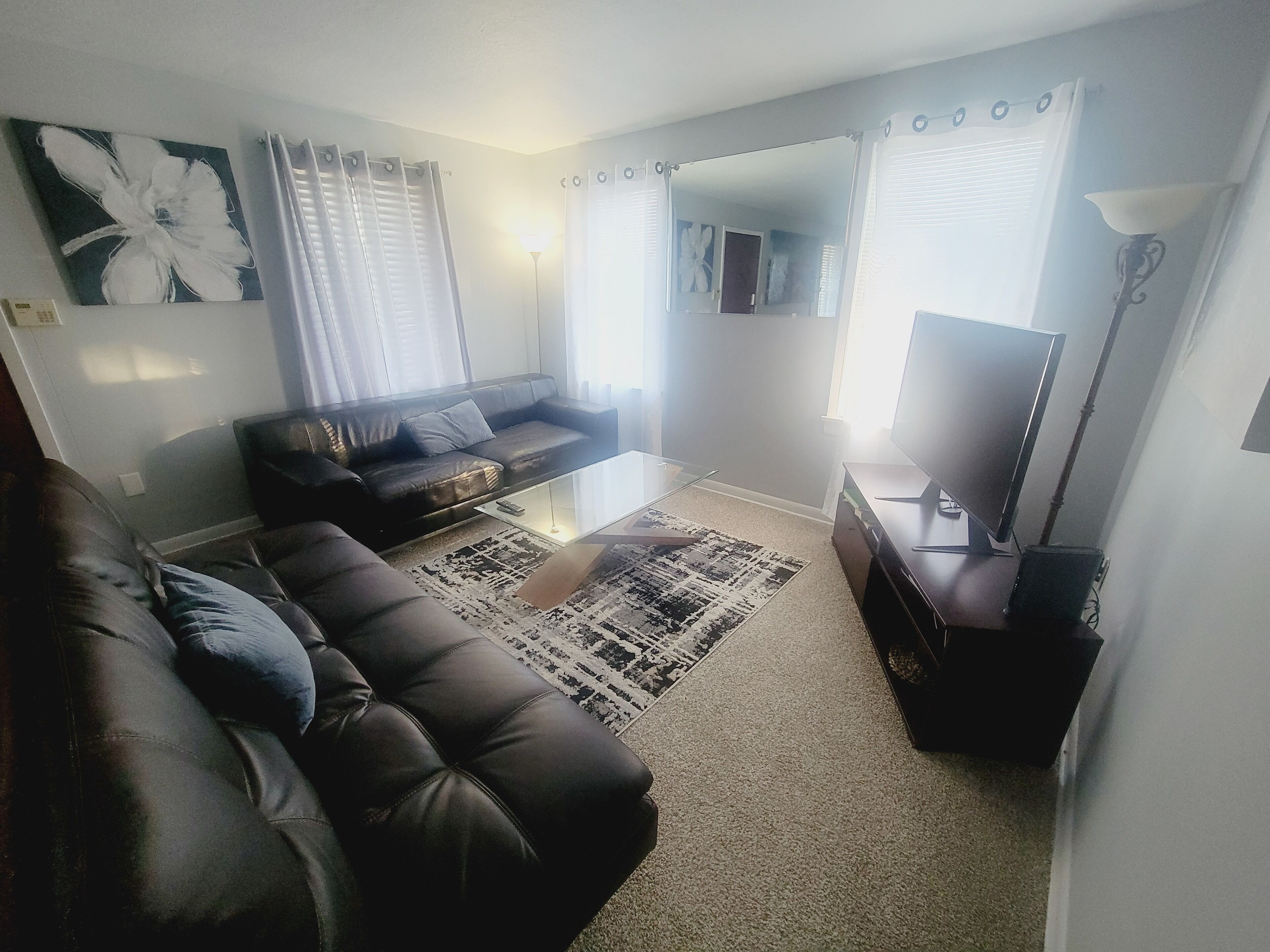 Televisor intel·ligent i llibres 