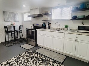 Frigorifero, microonde, forno, piano cottura