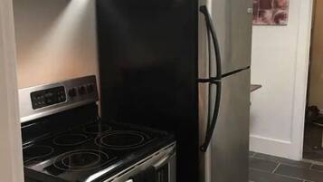 Lemari es, microwave, oven, dan kompor