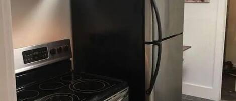 Kjøleskap, mikrobølgeovn, ovn og kokeplater