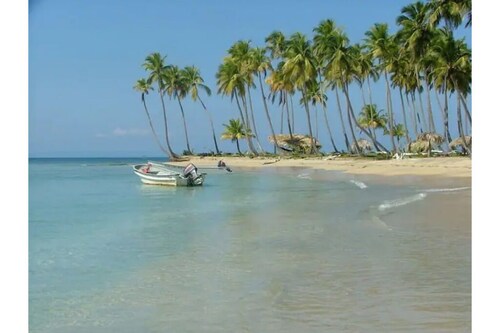 Lovely 2 bed condos 5 minutes away from the beach,