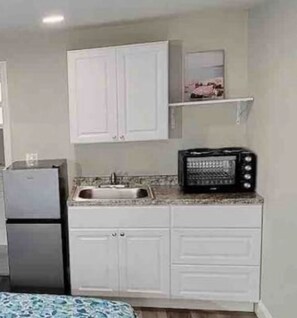 Refrigerador, microondas y utensilios de cocina 