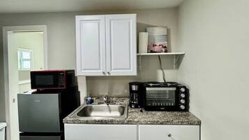 Réfrigérateur, micro-ondes, batterie de cuisine, vaisselle et ustensiles