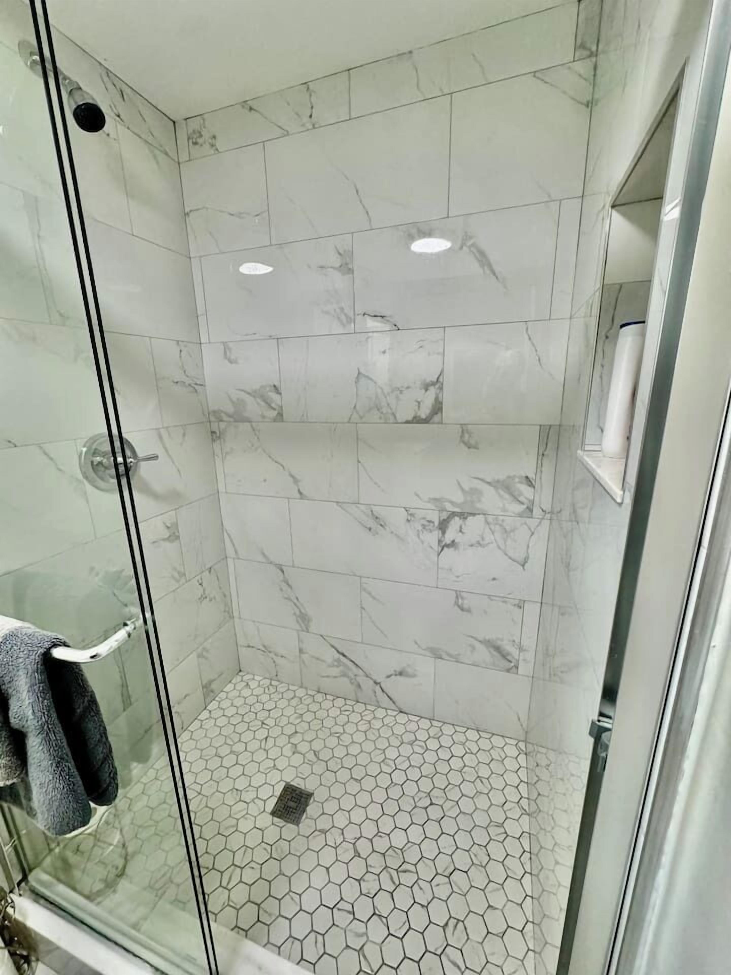 Douche, sèche-cheveux, serviettes fournies, shampoing