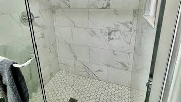 Douche, sèche-cheveux, serviettes fournies, shampoing