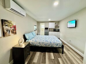 1 bedroom, iron/ironing board, WiFi, bed sheets - Cozy Remodeled Studio Near the Beach (Clearwater)