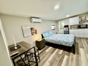 1 bedroom, iron/ironing board, WiFi, bed sheets - Cozy Remodeled Studio Near the Beach (Clearwater)