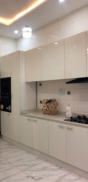 Kühlschrank, Mikrowelle, Ofen, Herdplatte