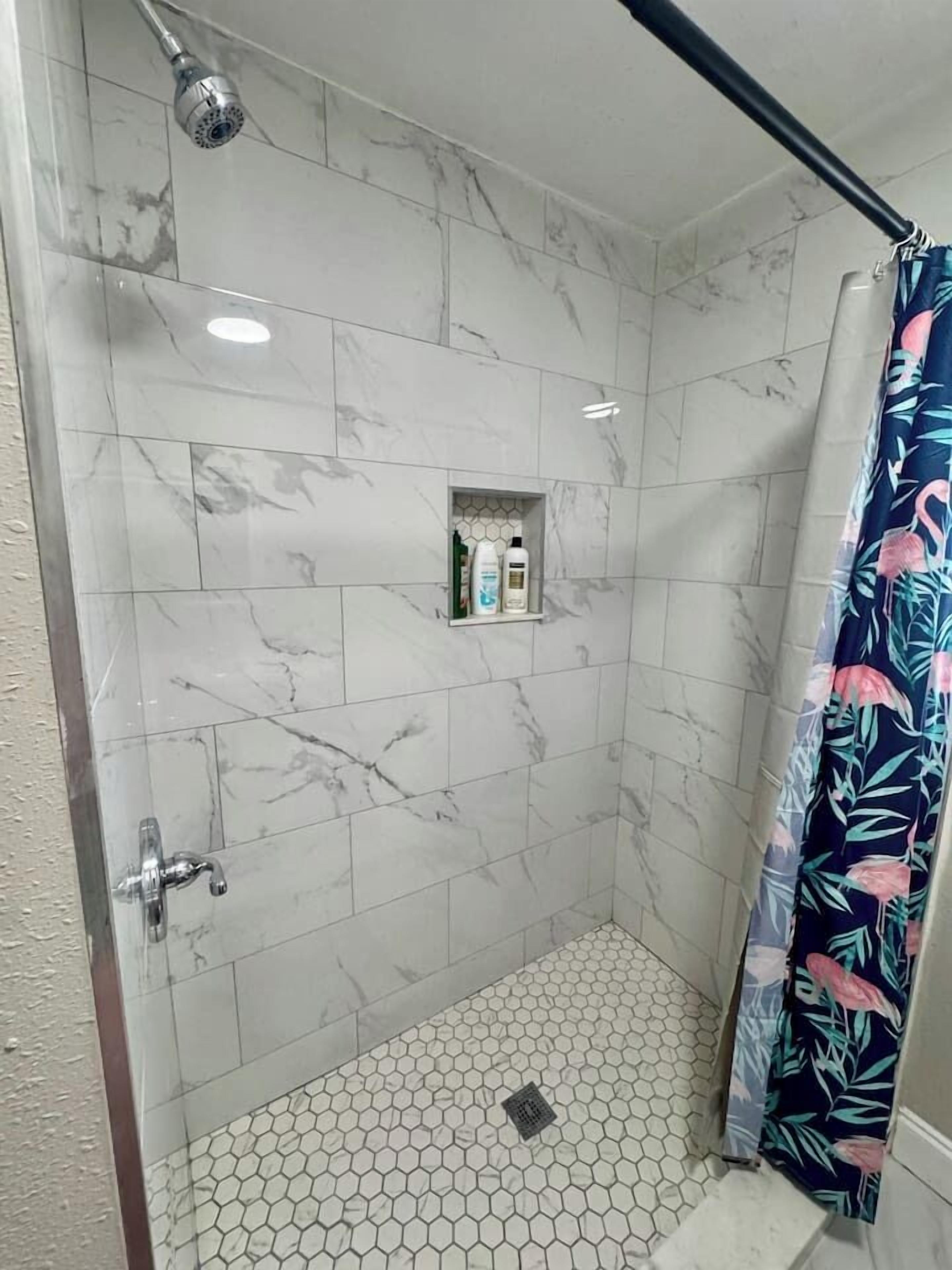 Een douche, een haardroger, handdoeken