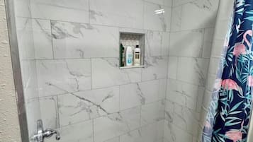 Een douche, een haardroger, handdoeken