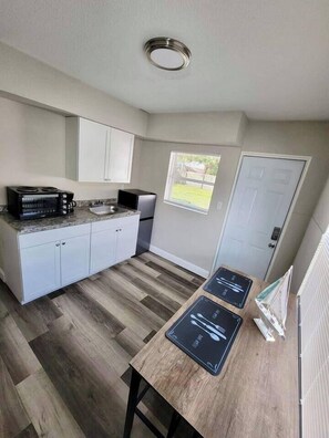 Microwave, oven, coffee/tea maker, cookware/dishes/utensils - Sea La Vie! 3 miles from the beach • Pets Welcome (Clearwater)