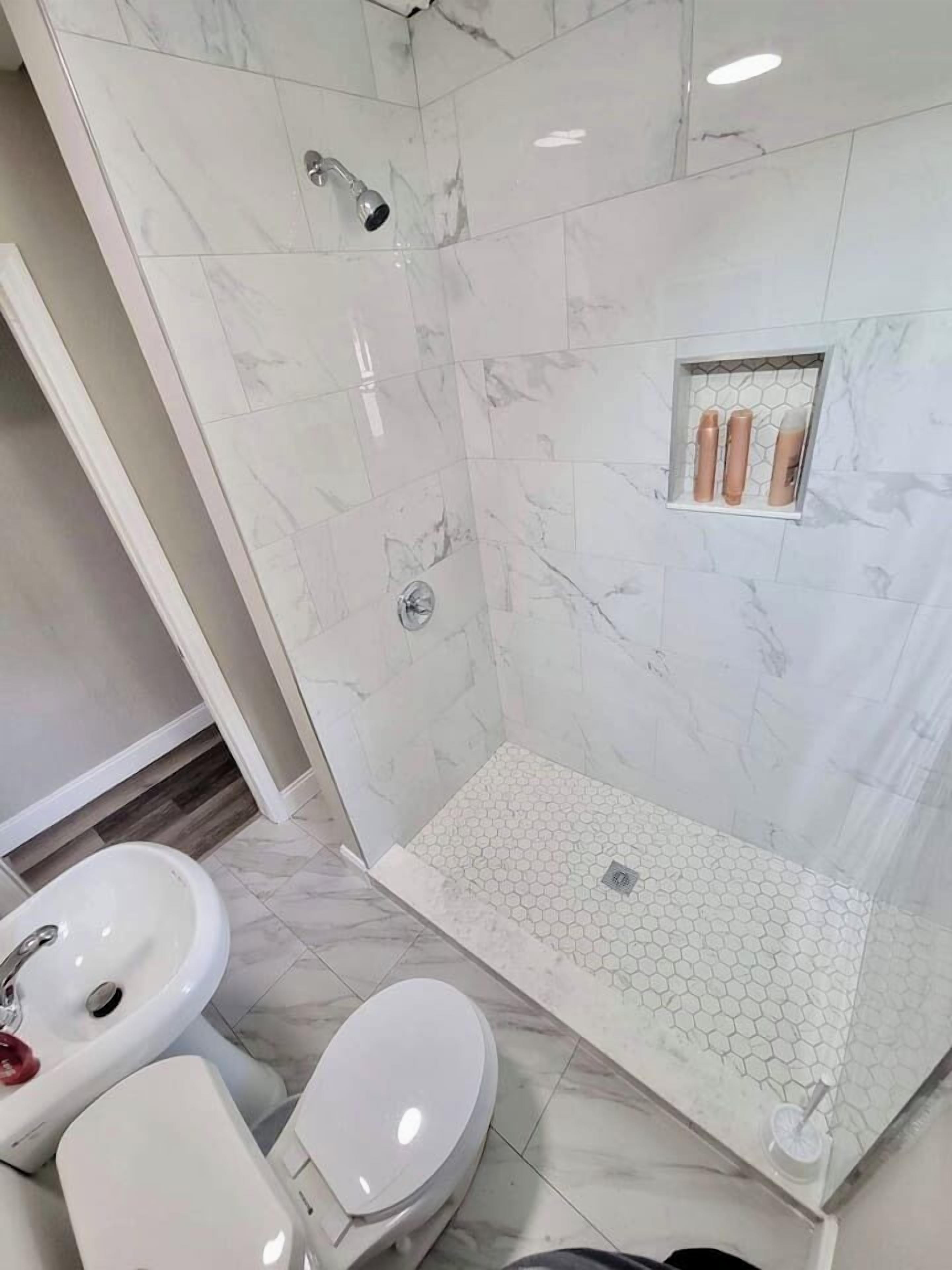 Dusche, Haartrockner, Handtücher, Seife