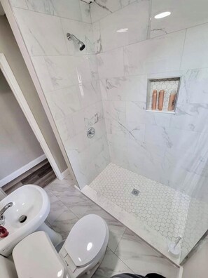 Een douche, een haardroger, handdoeken, zeep