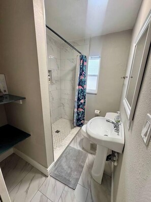 Shower, hair dryer, towels, soap - Sea La Vie! 3 miles from the beach • Pets Welcome (Clearwater)