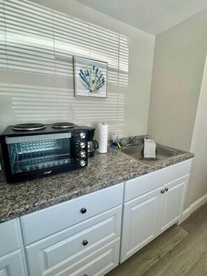 Kühlschrank, Mikrowelle, Wasserkocher mit Kaffee-/Teezubehör, Toaster