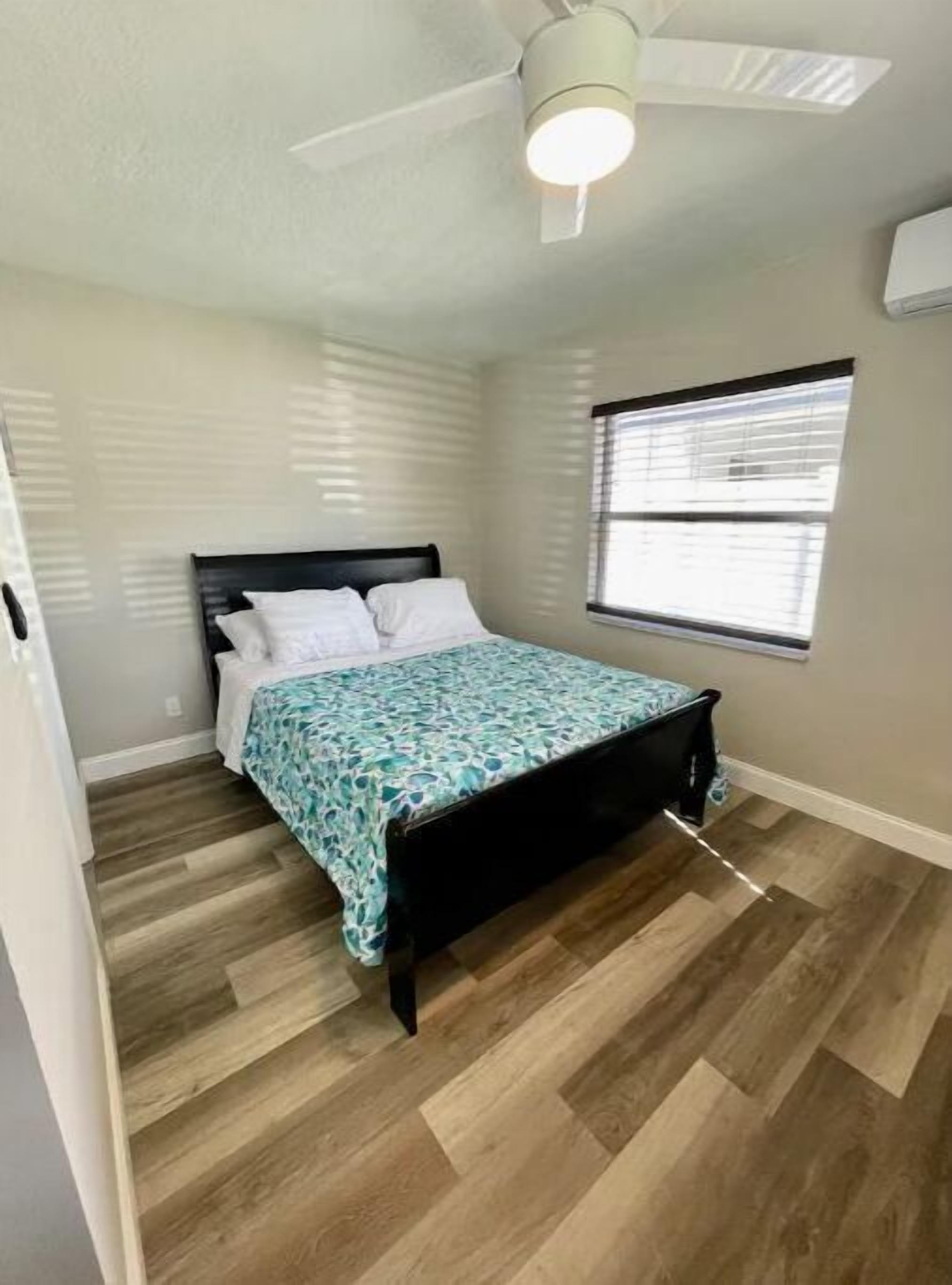 1 dormitorio, tabla de planchar con plancha, wifi y ropa de cama