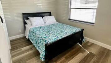 1 dormitorio, tabla de planchar con plancha, wifi y ropa de cama