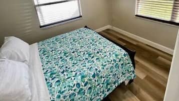 1 dormitorio, tabla de planchar con plancha, wifi y ropa de cama