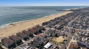 Beach - Views of ocean, beach, fireworks. Parking for 2+. 3 Decks, yard, Outdoor shower. (Manasquan)