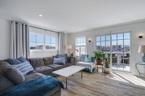 Smart TV, DVD player - Views of ocean, beach, fireworks. Parking for 2+. 3 Decks, yard, Outdoor shower. (Manasquan)