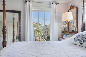 4 bedrooms, travel crib, WiFi