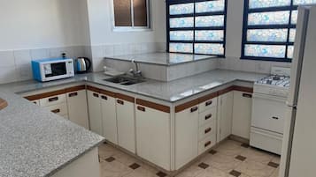 Microondas, horno, tetera/pava eléctrica, utensilios de cocina