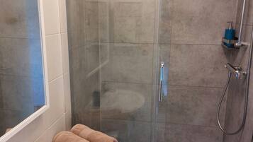 Suihku, hiustenkuivaaja, pyyhkeet, saippua